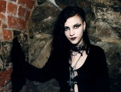 ciao sono una ragazza italiana...amo il gothic...contattatemi yasmine-@hotmail.it
